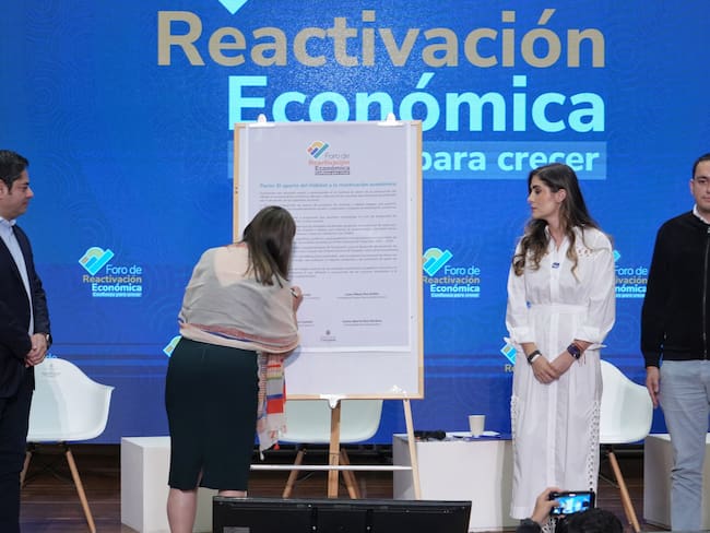 Minvivienda firma pacto con Camacol y FNA para impulsar la reactivación económica