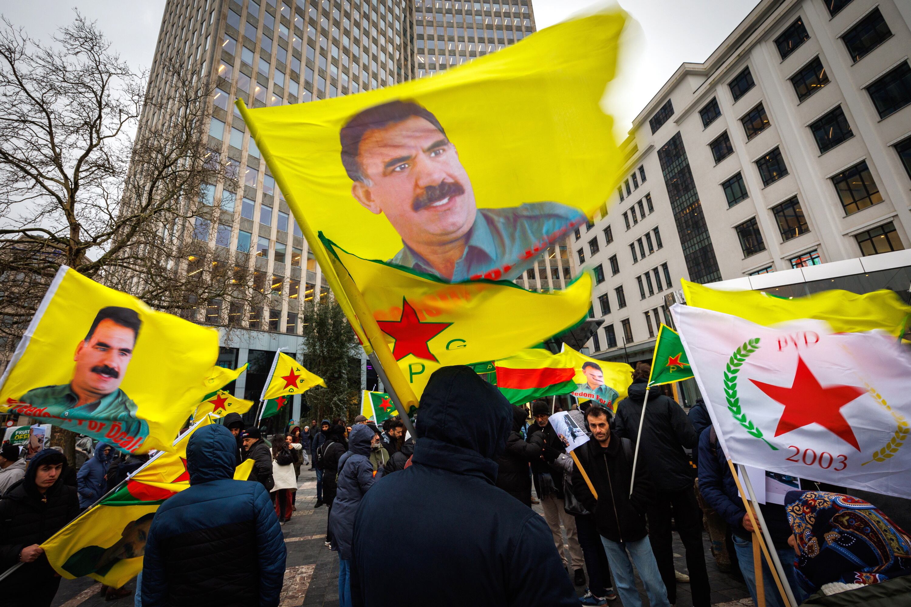 Manifestaciones de kurdos con banderas del Partido de los Trabajadores del Kurdistán e imágenes de su líder, Abdullah Ocalan. 
EFE/EPA/OLIVIER MATTHYS
