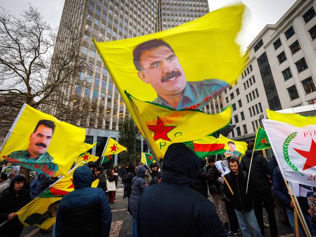 Manifestaciones de kurdos con banderas del Partido de los Trabajadores del Kurdistán e imágenes de su líder, Abdullah Ocalan.
EFE/EPA/OLIVIER MATTHYS