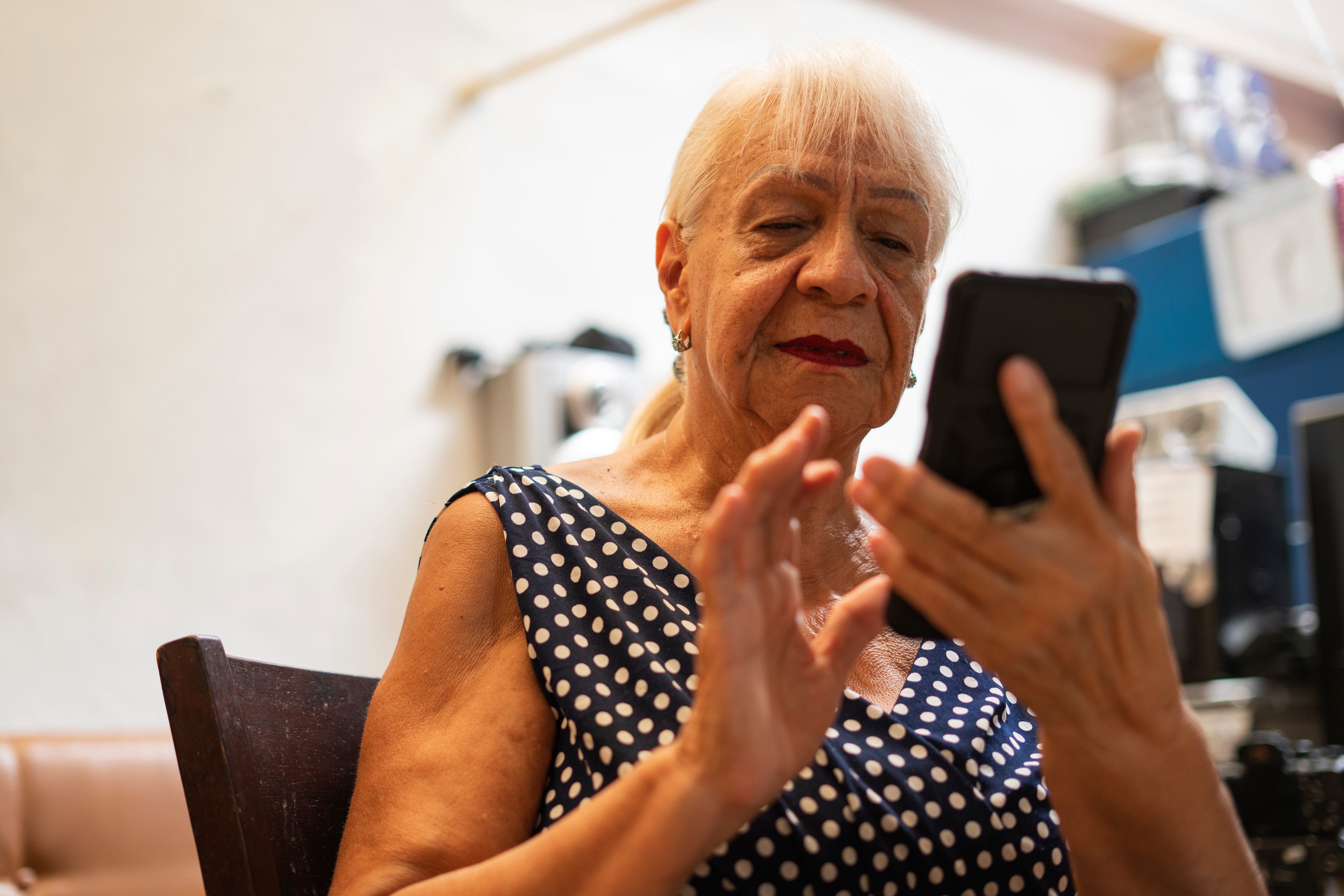 Mujer mayor revisando su celular en Bogotá (Getty Images)