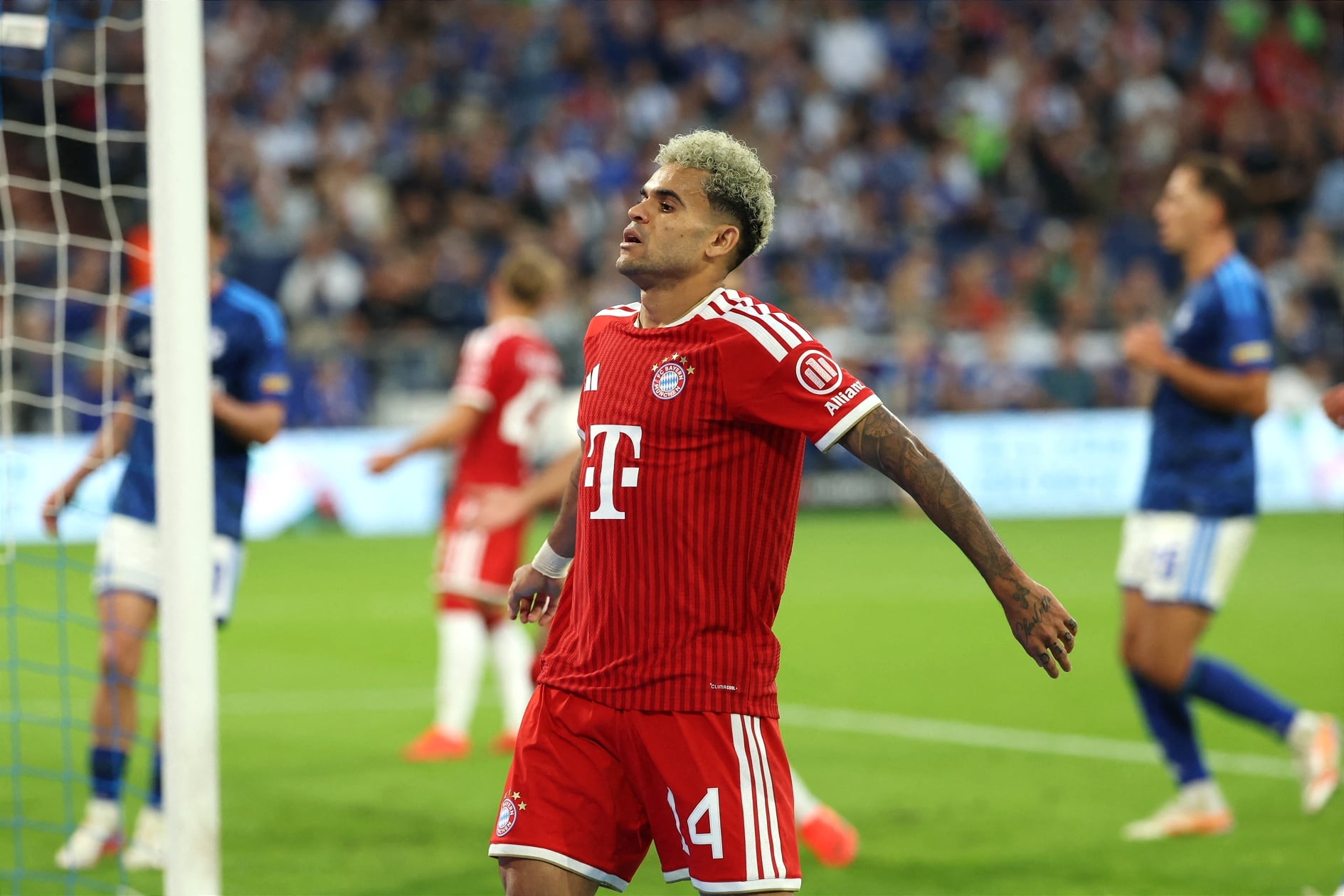 Luis Díaz se lamenta de una ocasión fallida del Bayern Múnich ante el Schalke O4. (Photo by Fabian Strauch/picture alliance via Getty Images)