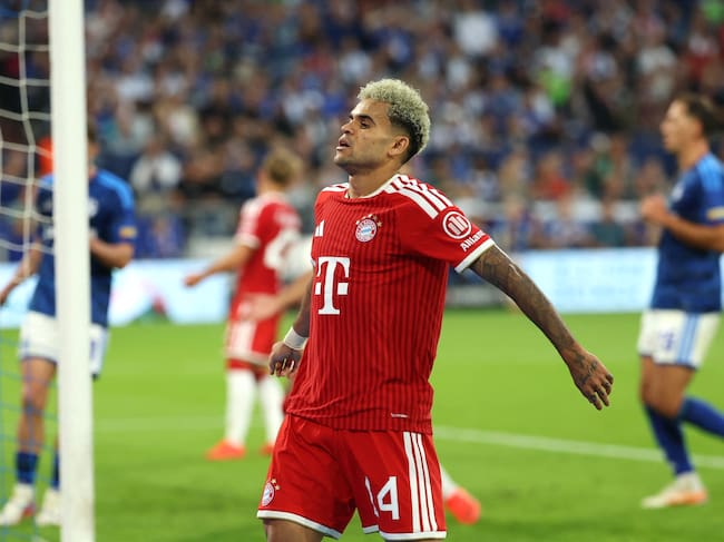Luis Díaz se lamenta de una ocasión fallida del Bayern Múnich ante el Schalke O4. (Photo by Fabian Strauch/picture alliance via Getty Images)