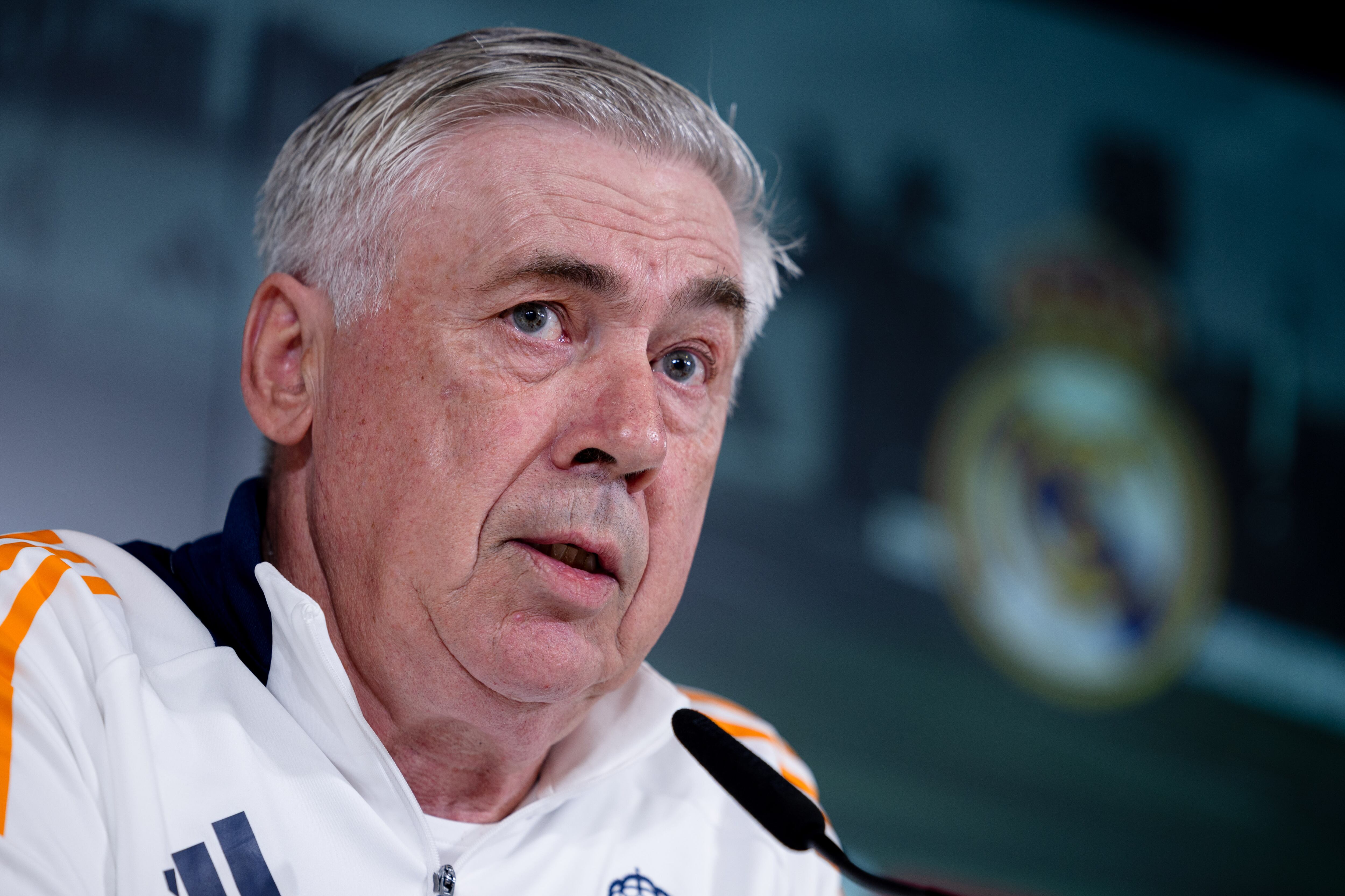 MADRID, 10/05/2025.-El entrenador del Real Madrid Carlo Ancelotti, durante la rueda de prensa previa al entrenamiento de este sábado, preparatorio del clásico que mañana le enfrenta al FC Barcelona.-EFE/ Daniel González