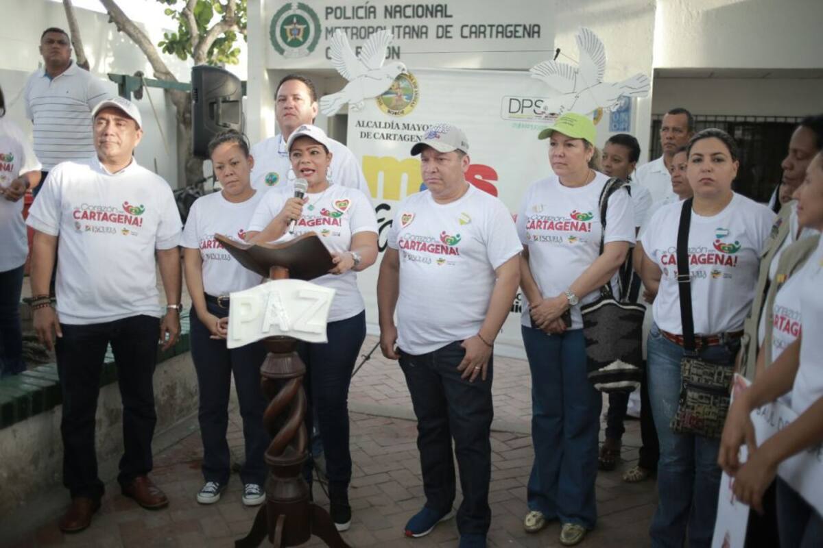 Pavimentación y siembra de arboles en varias calles de Fredonia, Por parte de Jóvenes. El Alcalde se reunió con ellos antes de iniciar la actividad.