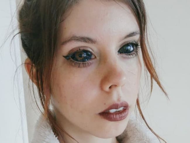 Mujer perdió la vista luego de tatuarse los ojos