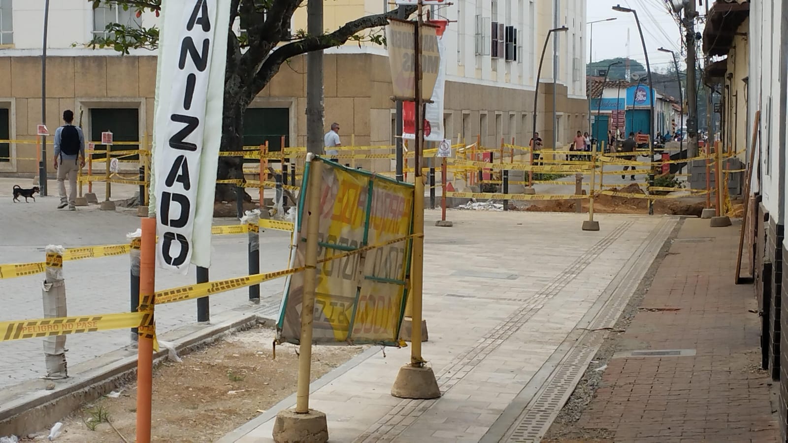 Trabajadores de obras inconclusas en Bucaramanga protestan porque no les pagan.