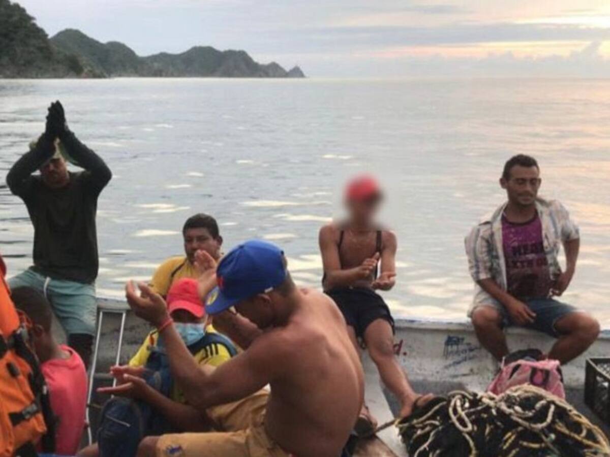 Rescatan a 10 pescadores tras quedar a la deriva en el mar Caribe