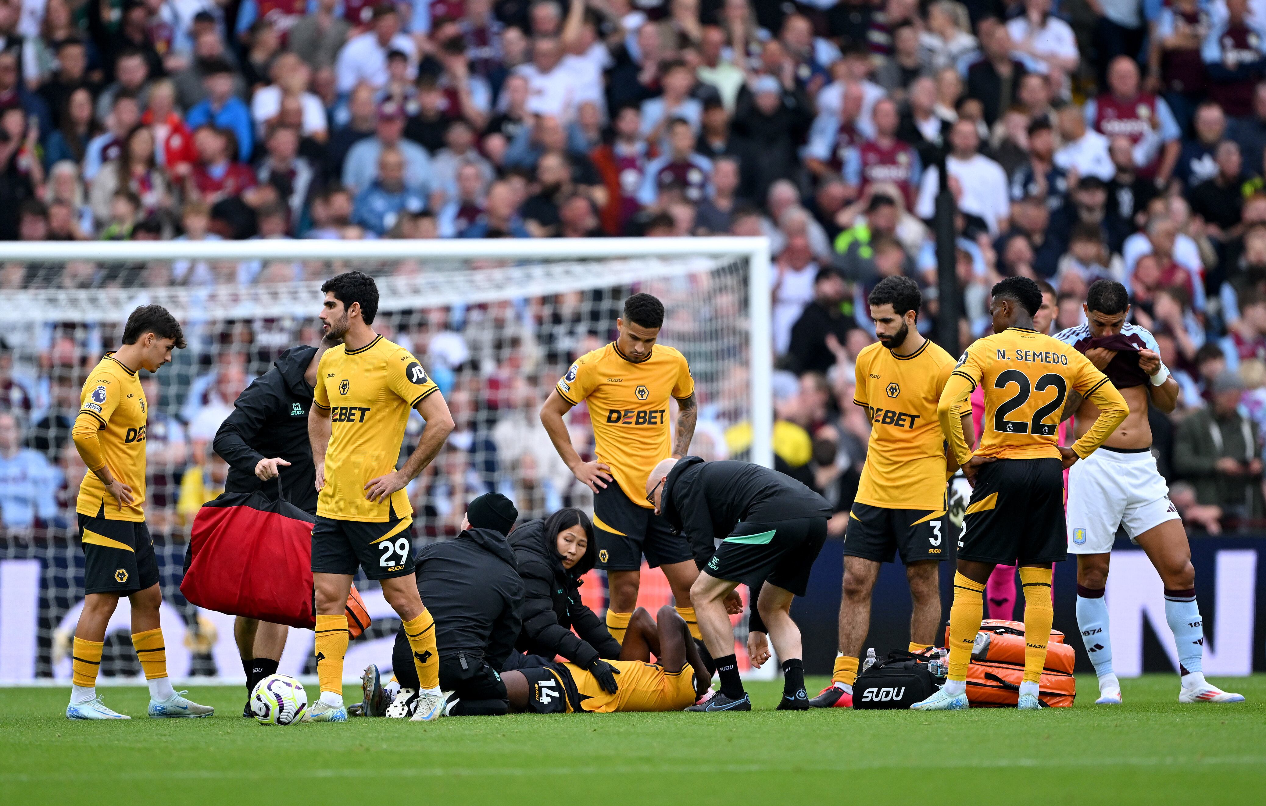Yerson Mosquera atendido en el campo de juego tras sufrir una fuerte lesión. (Photo by Shaun Botterill/Getty Images)