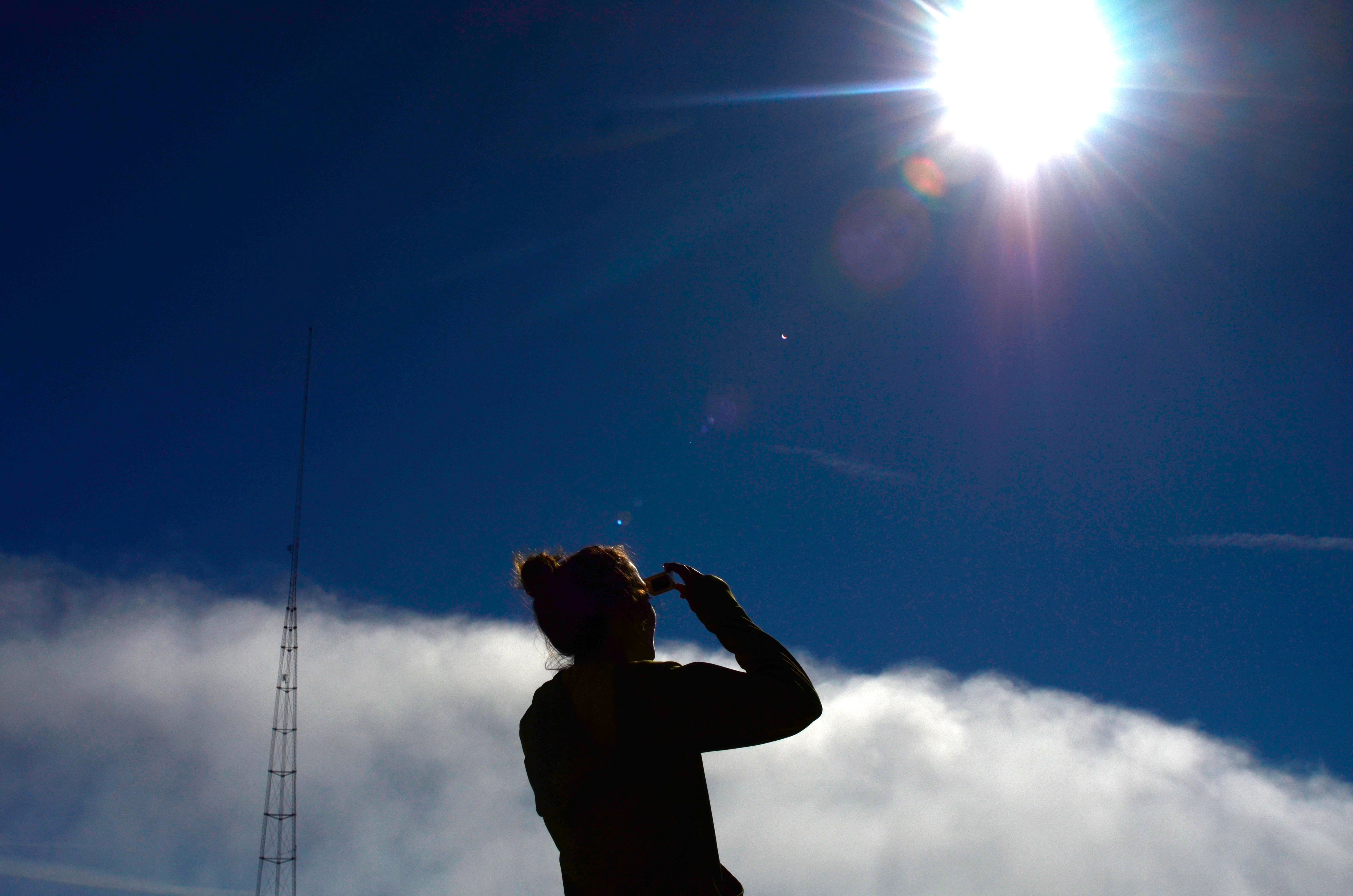 Mujer mirando directamente el eclipse solar en la playa de KVI en Estados Unidos / Foto: GettyImages