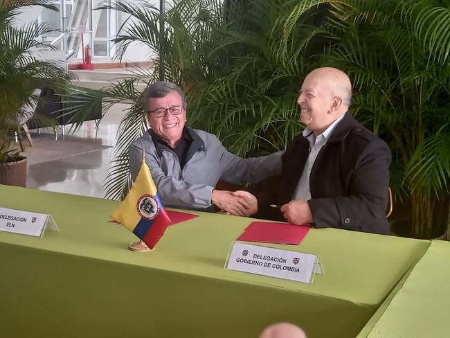 Otty Patiño, jefe del equipo negociador del gobierno y Pablo Beltrán, jefe del equipo del ELN