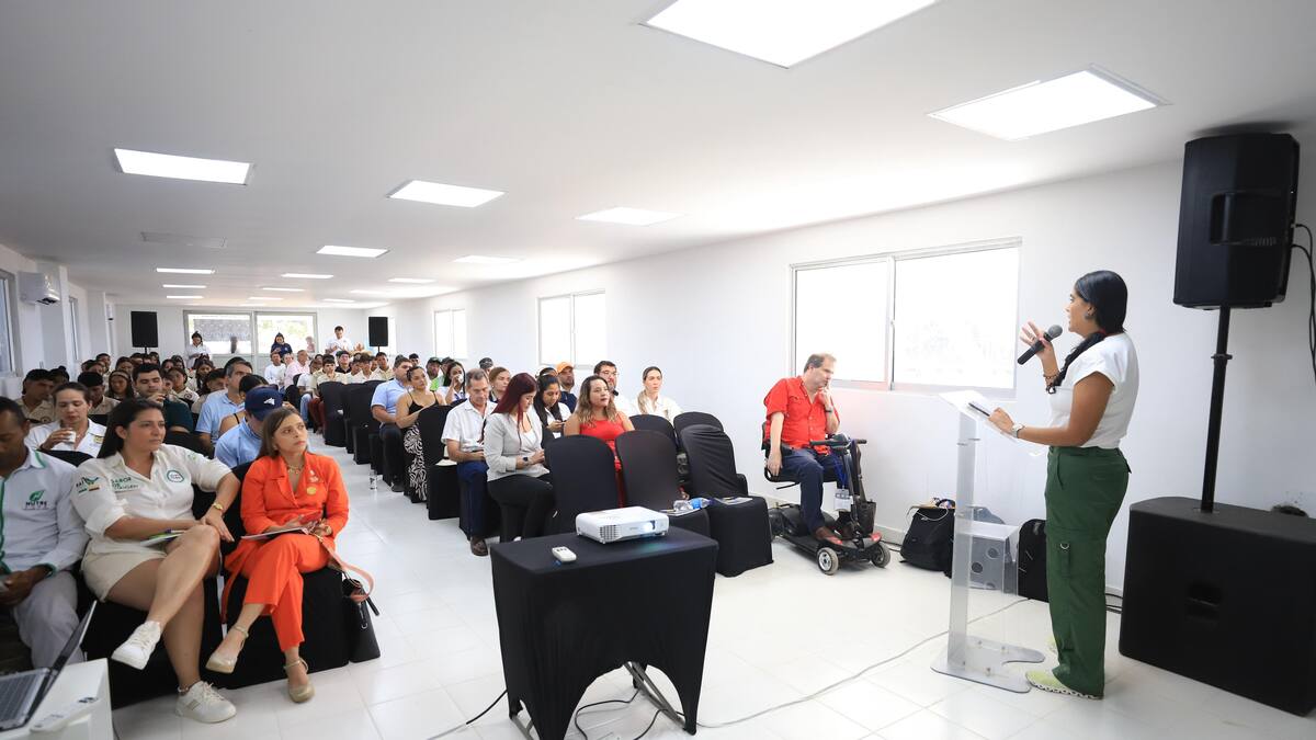 Pequeños y medianos empresarios aprenden a exportar en AgroBolívar 2025