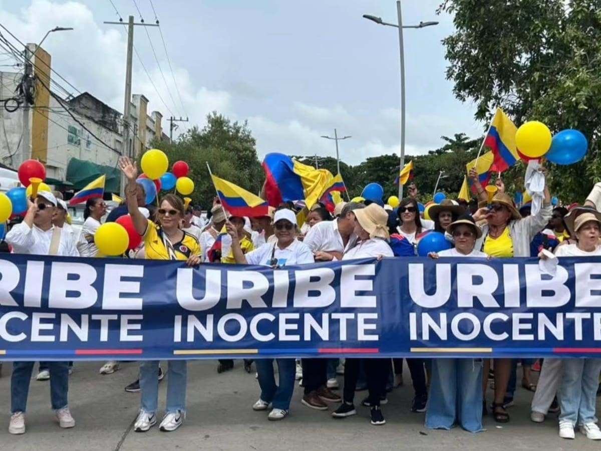 Simpatizantes de Álvaro Uribe marcharon en Montería para protestar por su condena judicial