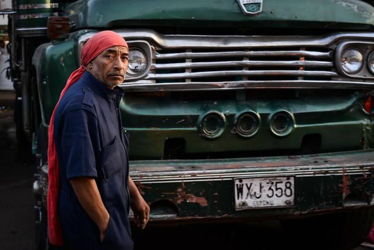 Tienen 42 años de historia, 1.381 accionistas y se inician las labores desde las 2:00 am. Cuenta con 57 bodegas, hay 6.500 comerciantes mayoristas y minoristas y se movilizan 12.400 toneladas diarias de alimentos.