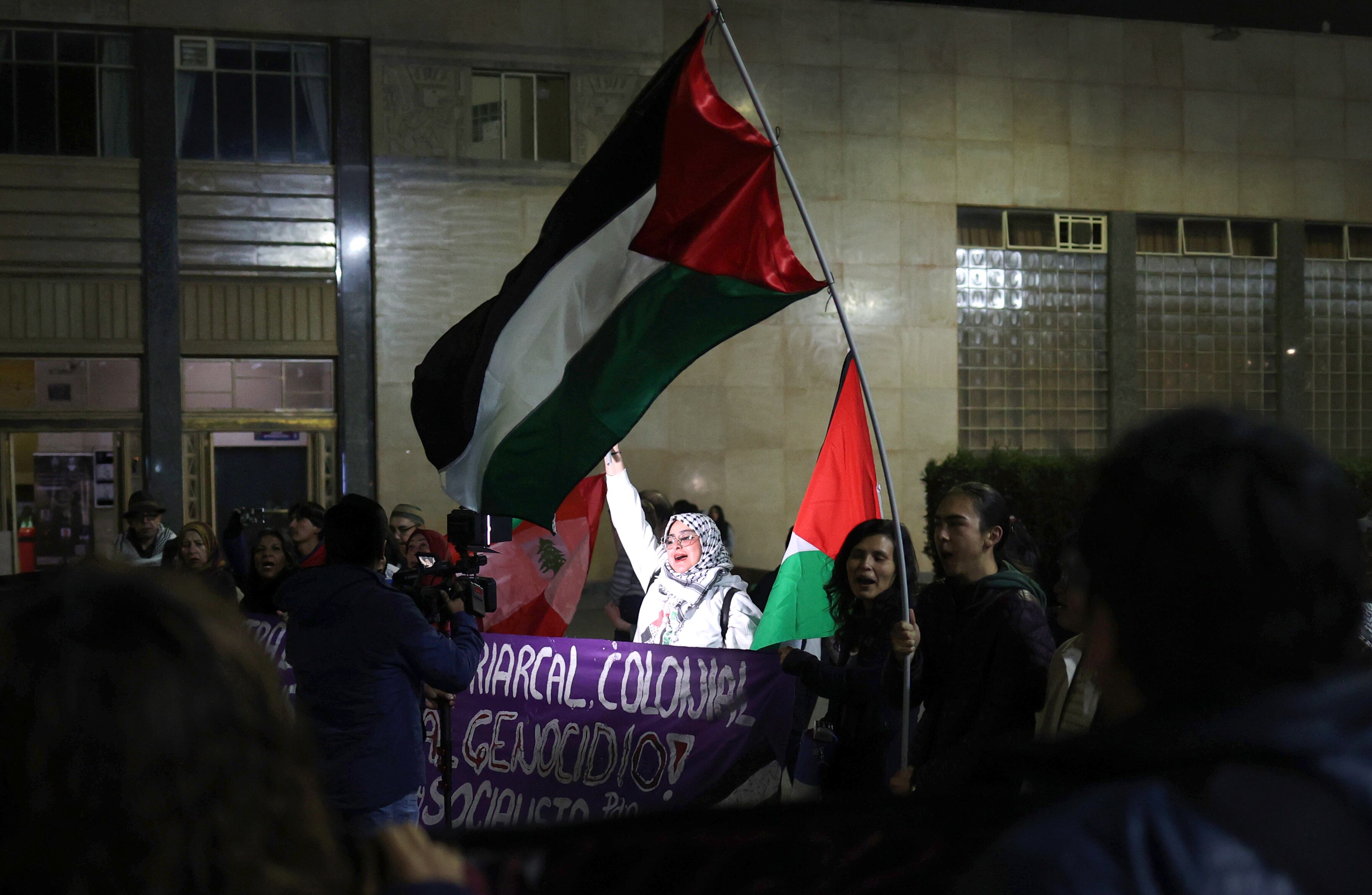 AME5480. LA PAZ (BOLIVIA), 07/10/2024.- Personas se manifiestan durante una jornada de protesta en contra de la violencia y en apoyo a Palestina este lunes en La Paz (Bolivia). Decenas de personas en su mayoría estudiantes universitarios se reunieron este lunes en el centro de La Paz para protestar por lo que llamaron un "genocidio" de Israel contra Palestina, a un año del ataque de Hamás en el que murieron 1.200 personas y 251 fueron secuestradas. EFE/Luis Gandarillas