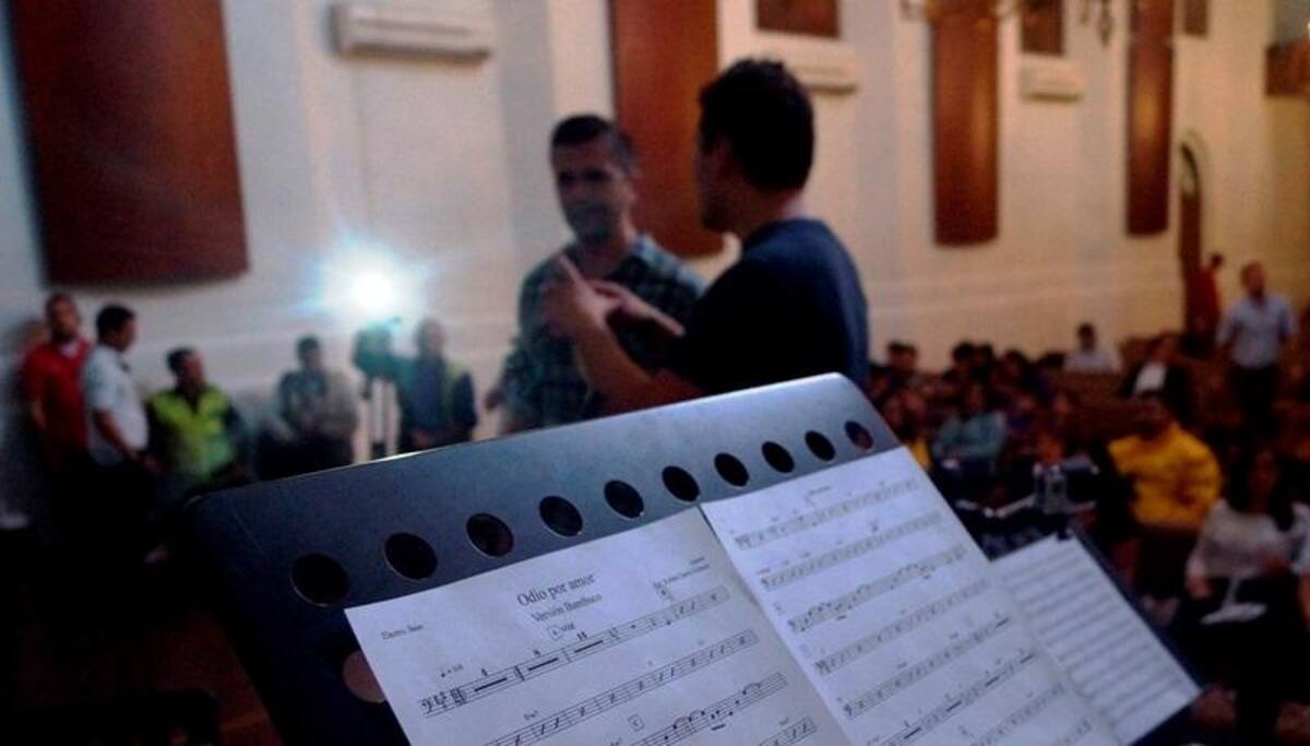 Juanes aprobó las coreografías y partituras previamente ensayadas por los jóvenes de las organizaciones musicales.