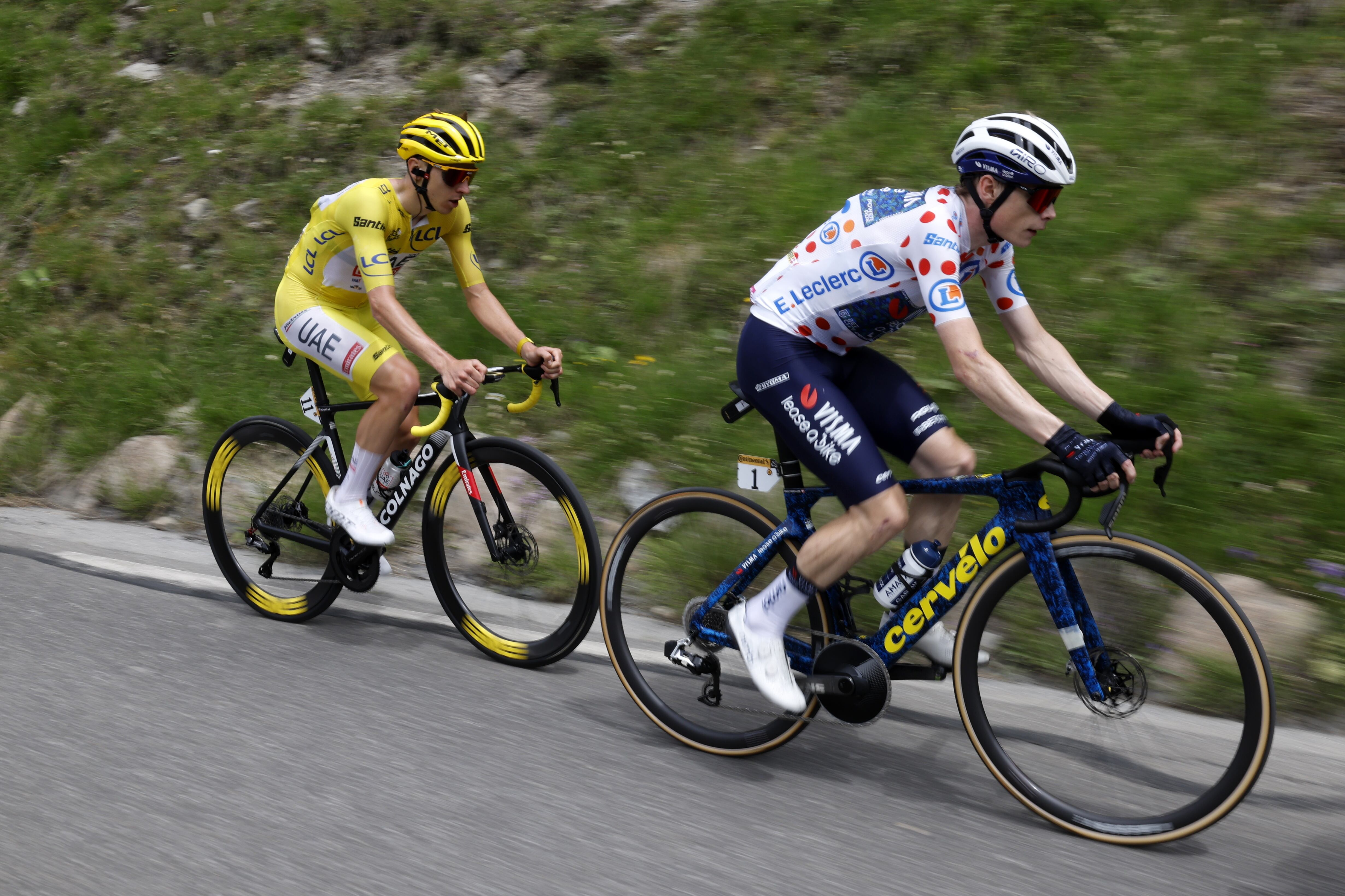 Tadej Pogacar y Jonas Vingegaard, primero y segundo del Tour de Francia, respectivamente. EFE/SEBASTIEN NOGIER