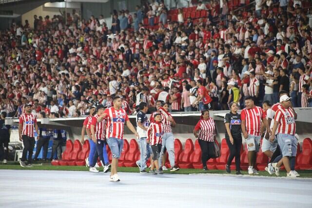 Riña entre hinchas del Junior de Barranquilla en el estadio Metropolitano. Foto:  (Colprensa-Jairo Cassiani).