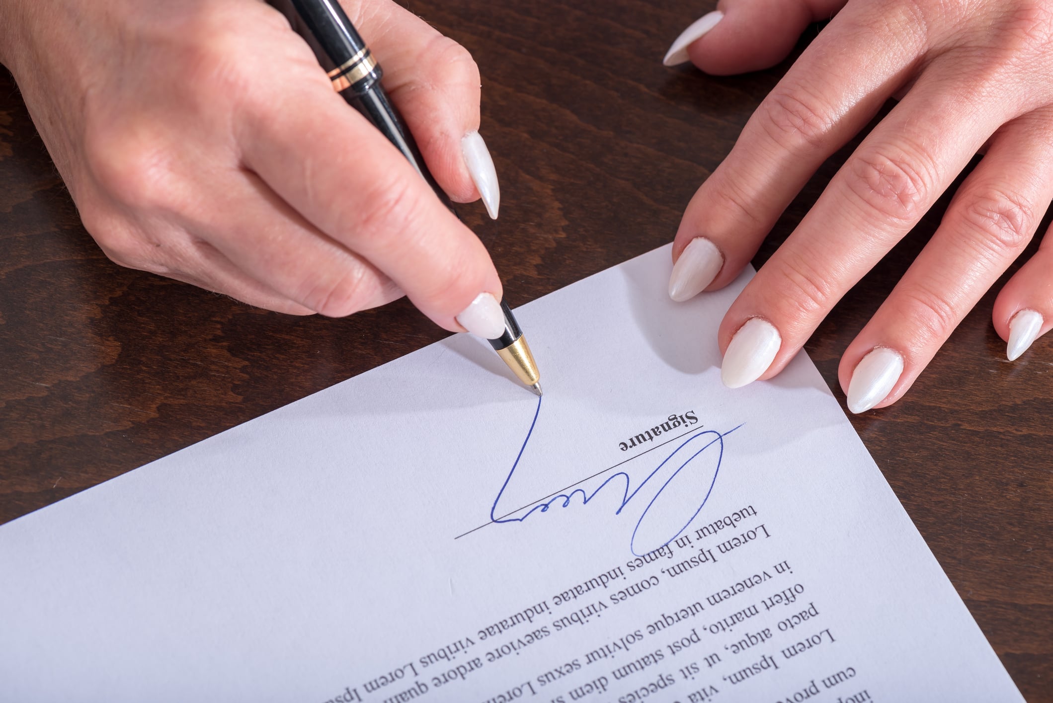 ¿Qué significa tener una firma ilegible según la grafología? ( Vía Getty Images)