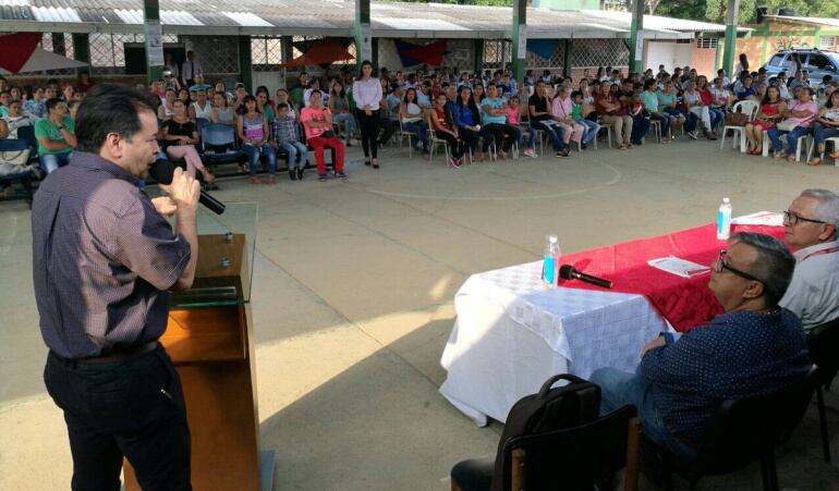 Gobernador William Villamizar reunido con comunidad educativa