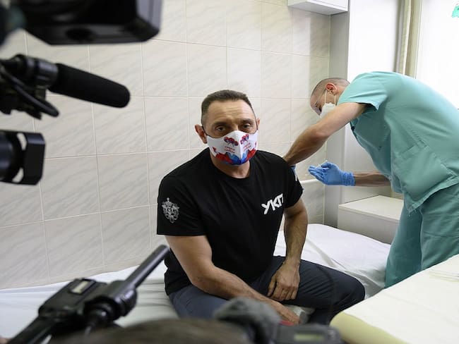 El primer ministro de Serbia, Aleksandar Vulin, recibe una dosis de la vacuna Sputnik V contra el coronavirus.