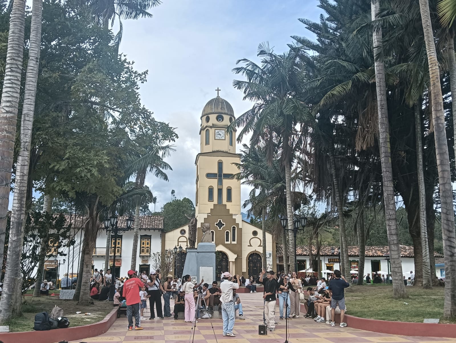 Salento en Quindío se reactiva, a pesar de que la iglesia Nuestra Señora Del Carmen sigue cerrada. Foto: Adrián Trejos