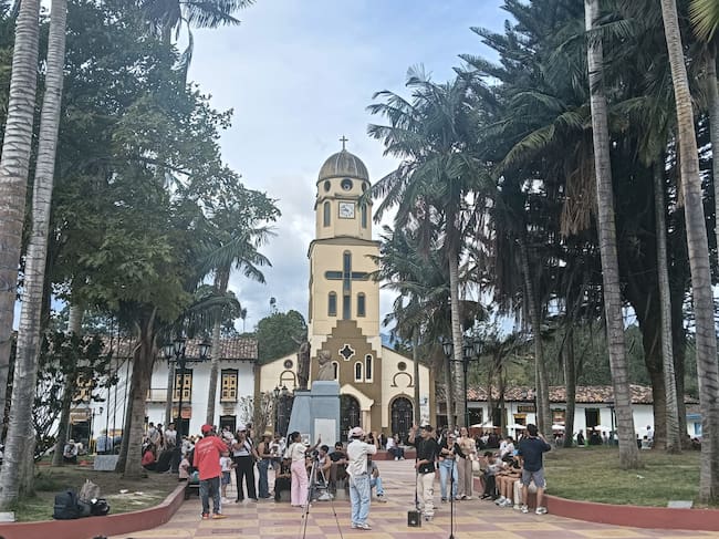Salento en Quindío se reactiva, a pesar de que la iglesia Nuestra Señora Del Carmen sigue cerrada. Foto: Adrián Trejos