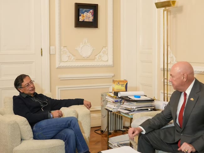 Presidente Petro y encargado en negocios de EE.UU, Jhon McNamara, se reúnen en Casa de Nariño