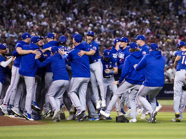 Phoenix (United States), 01/11/2023.- Texas Rangers players celebrate on the field after the final out of the game during the ninth inning of game five of the Major League Baseball (MLB) World Series between the Arizona Diamondbacks and the Texas Rangers at Chase Field in Phoenix, Arizona, USA, 01 November 2023. This is the first World Series Championship in Texas Rangers history. (Liga de Campeones, Fénix) EFE/EPA/ALLISON DINNER