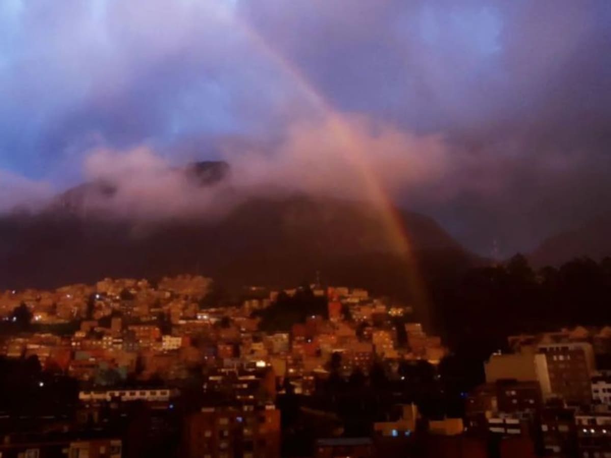 Granizo, cielo naranja y lluvia en Bogotá: vea las mejores fotos