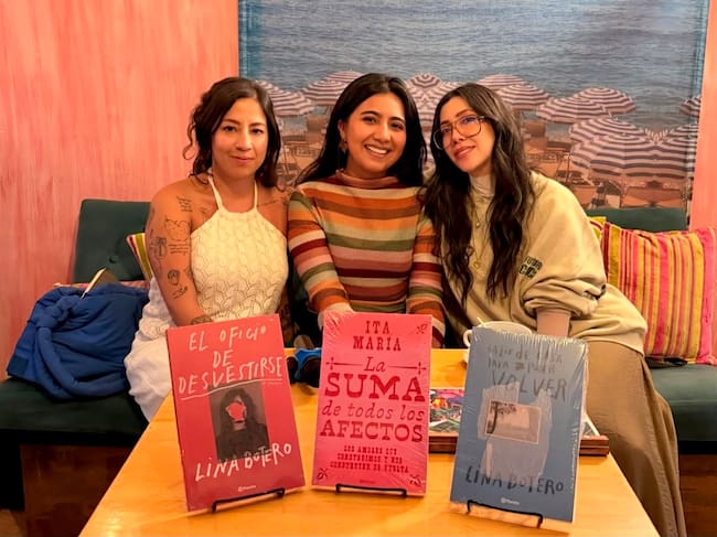 Lina Botero, Sofía Solórzano e Ita María fueron las invitadas especiales durante la apertura de Bukz en Bogotá. | Foto: Tomada de @sofiaenletras