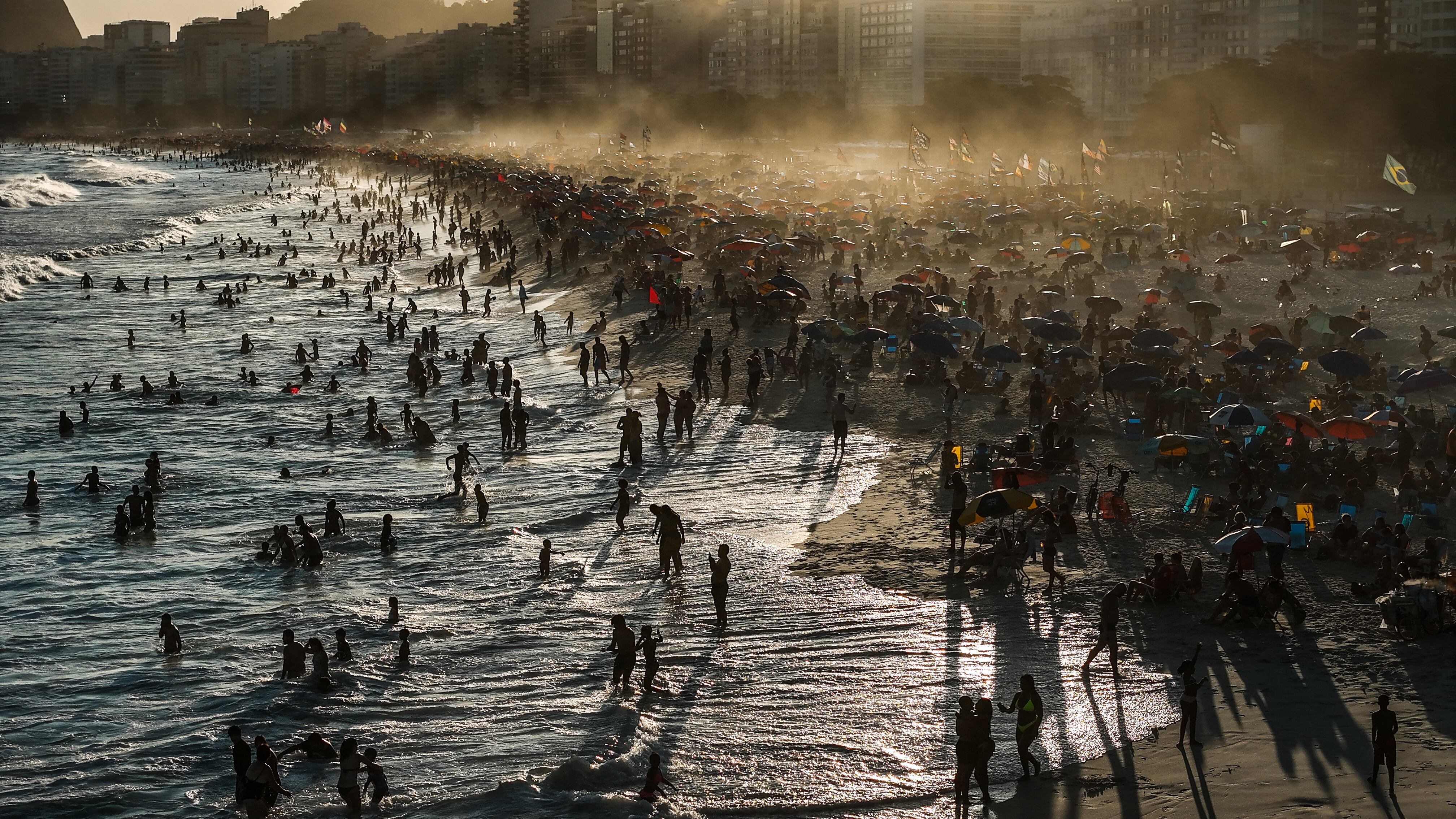 AME732. RÍO DE JANEIRO (BRASIL), 16/02/2025.- Fotografía aérea de personas este domingo, en la playa de Leme, Rio de Janeiro (Brasil). Una ola de calor afecta a Río de Janeiro y varias regiones de Brasil elevando la temperatura hasta en unos 7 ºC por encima del promedio, según los expertos del clima. EFE/ Antonio Lacerda