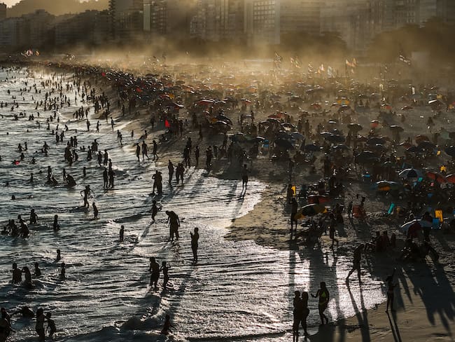 AME732. RÍO DE JANEIRO (BRASIL), 16/02/2025.- Fotografía aérea de personas este domingo, en la playa de Leme, Rio de Janeiro (Brasil). Una ola de calor afecta a Río de Janeiro y varias regiones de Brasil elevando la temperatura hasta en unos 7 ºC por encima del promedio, según los expertos del clima. EFE/ Antonio Lacerda