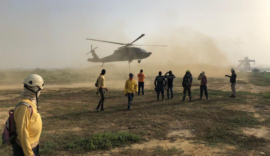 Helicóptero Bambi trabajando en la zona de la emergencia durante la semana.