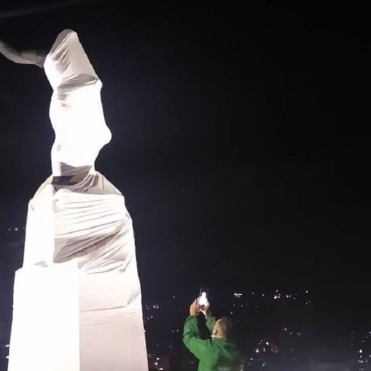 Sebastián de Belalcazar, amaneció cubierto con telas blancas