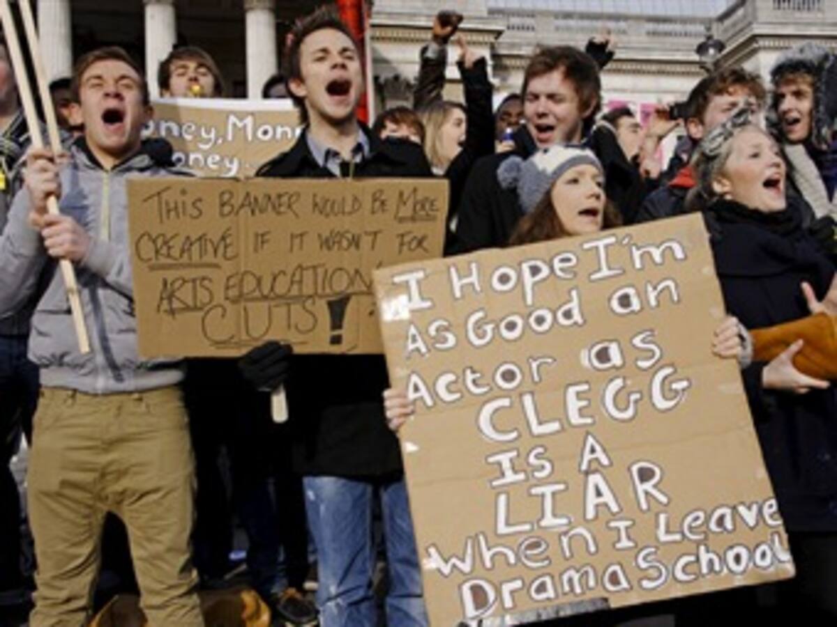 Estudiantes británicos vuelven a protestar por alzas de tasas universitarias