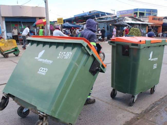 Instalan nuevos ecotainers en el Mercado de Cartagena para recolección de residuos