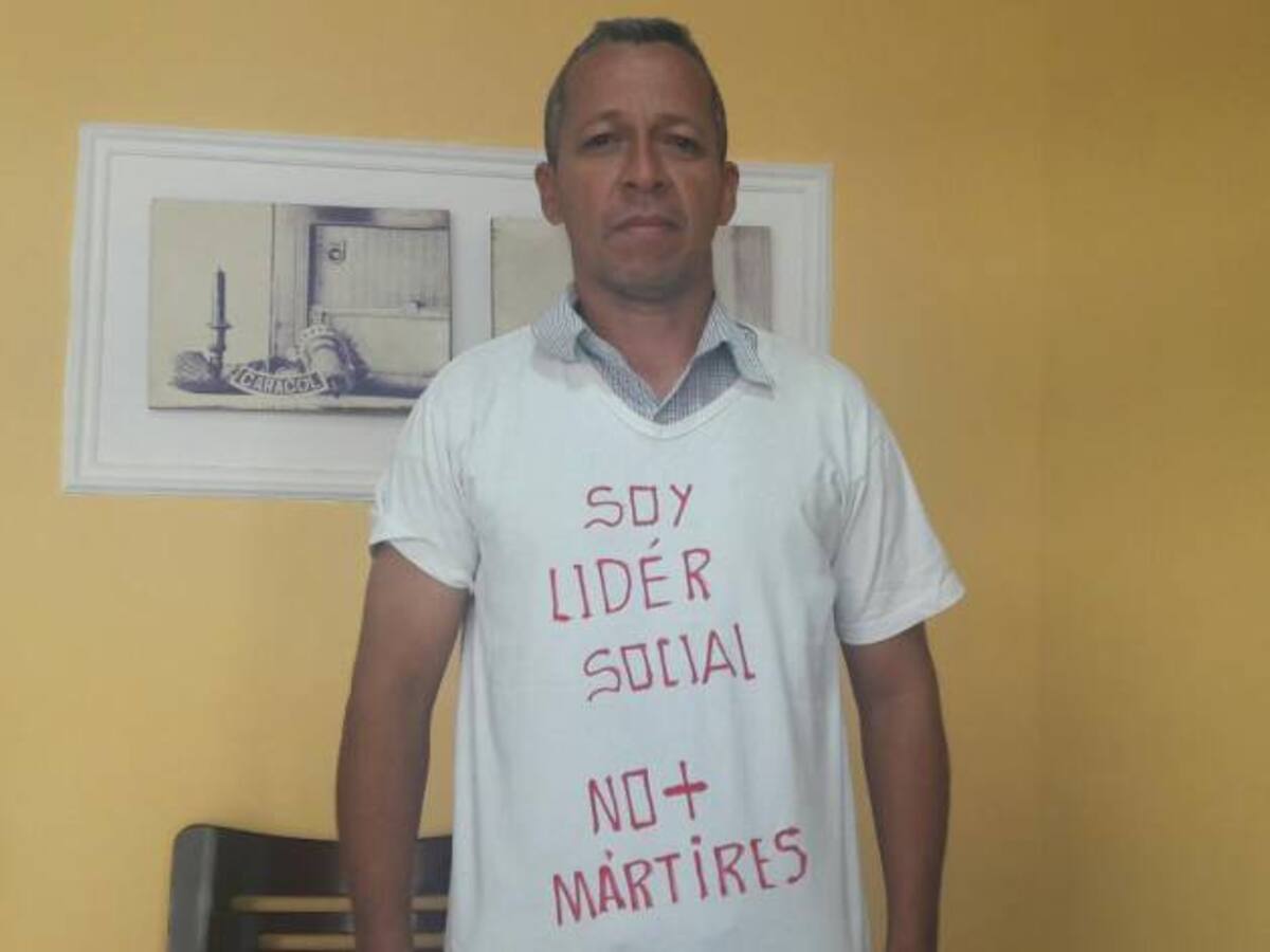 Líder social amenazado recorre el país a pie en señal de protesta