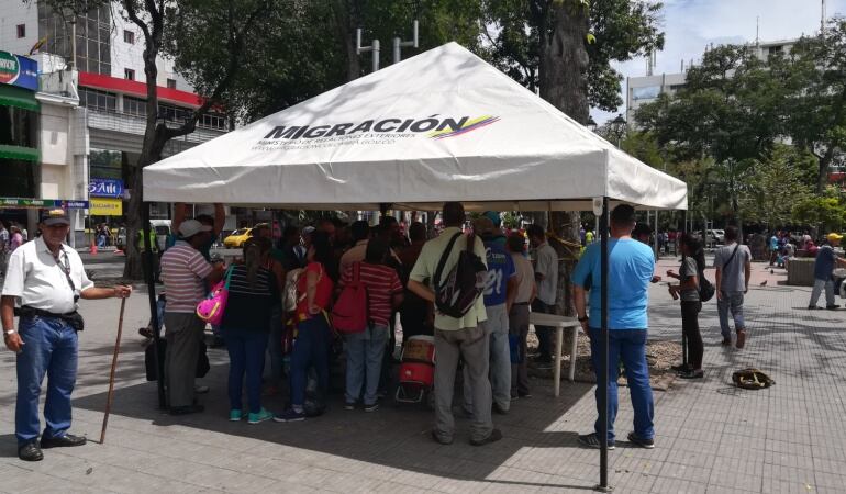 Punto de Migración Colombia en el parque Santander en Cúcuta
