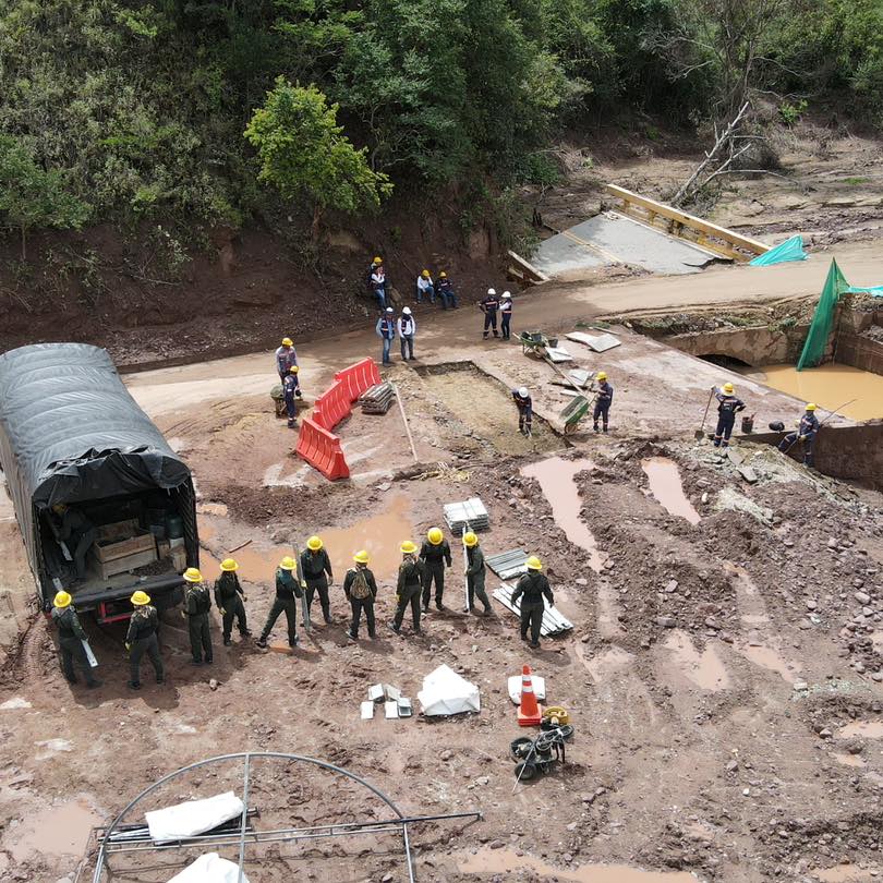 Instalación puentes metálicos El Tarrita - Foto: Alcaldía de Ábrego