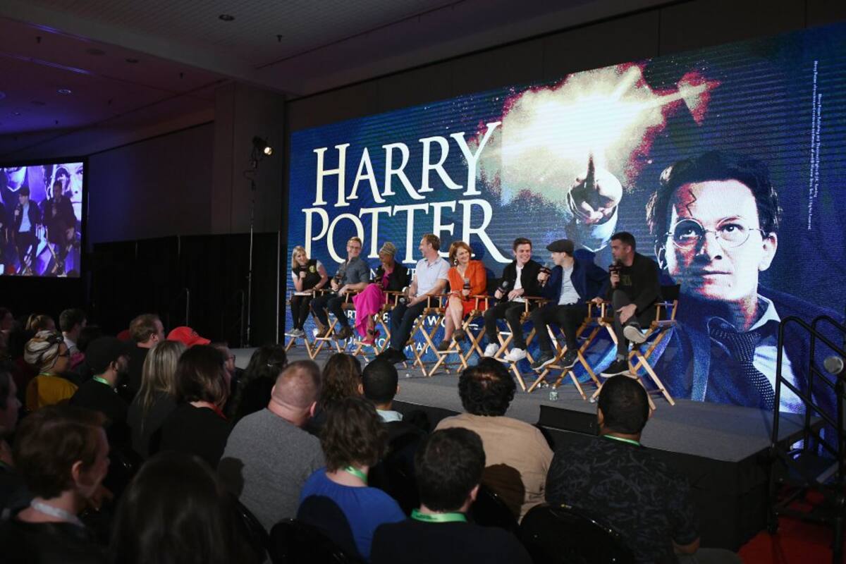 Laura Heyward, Jamie Parker, Noma Dumezweni, Paul Thornley, Poppy Miller, Sam Clemmett, Anthony Boyle y Alex Price hablan en el panel de Harry Potter and the Cursed Child durante el New York Comic Con 2018 en Jacob K. Javits Convention Center en octubre 4, 2018 en la ciudad de Nueva York.