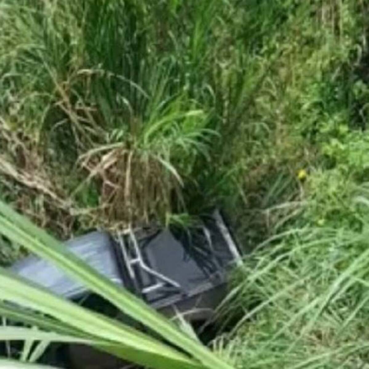 Conductor de un vehículo rodó por un abismo en vías del norte de Caldas