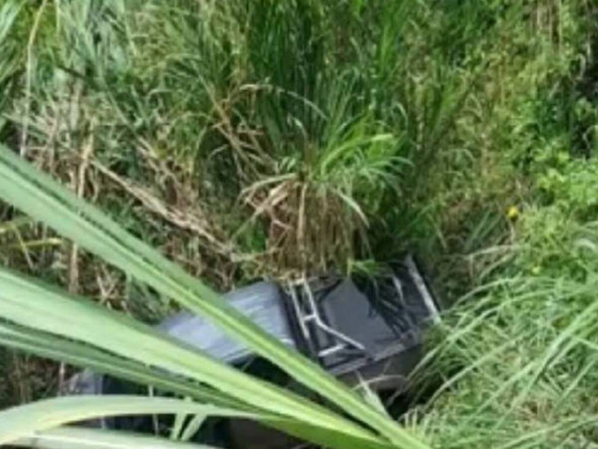 Conductor de un vehículo rodó por un abismo en vías del norte de Caldas