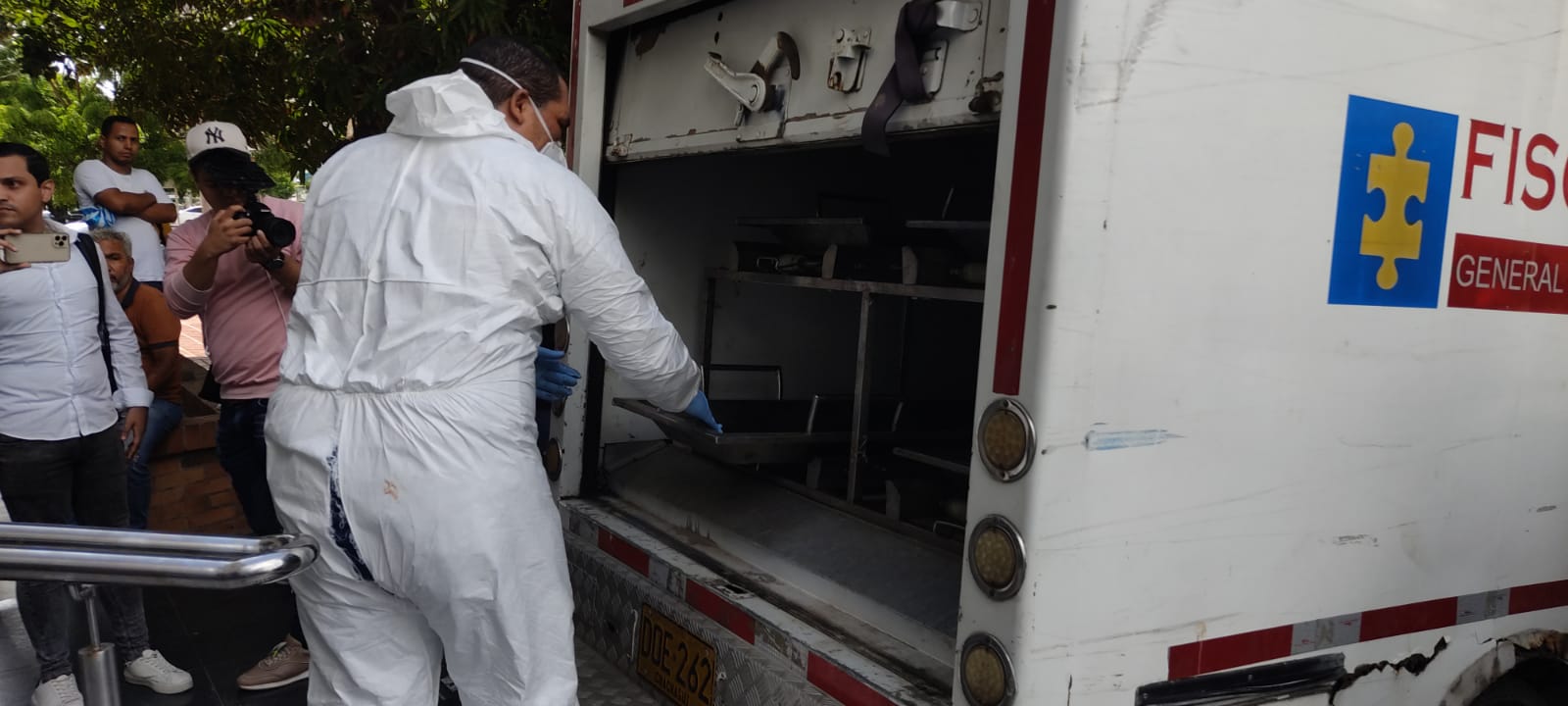 Labores de levantamiento del cadáver por parte del CTI de la Fiscalía, en ataque armado contra hijo de 'La Gata'./ Foto: Caracol Radio