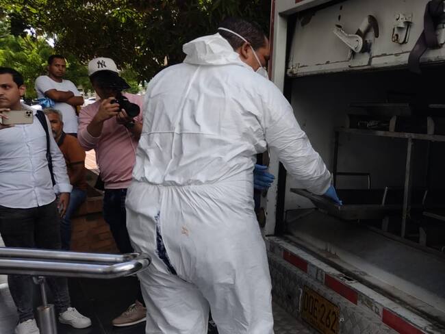 Labores de levantamiento del cadáver por parte del CTI de la Fiscalía, en ataque armado contra hijo de &#039;La Gata&#039;./ Foto: Caracol Radio