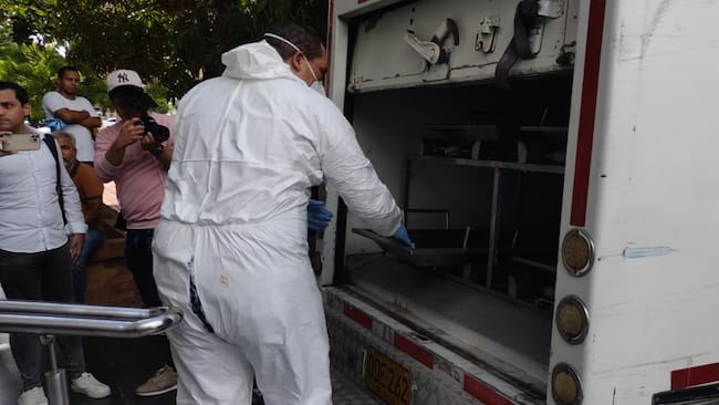 Labores de levantamiento del cadáver por parte del CTI de la Fiscalía, en ataque armado contra hijo de 'La Gata'
