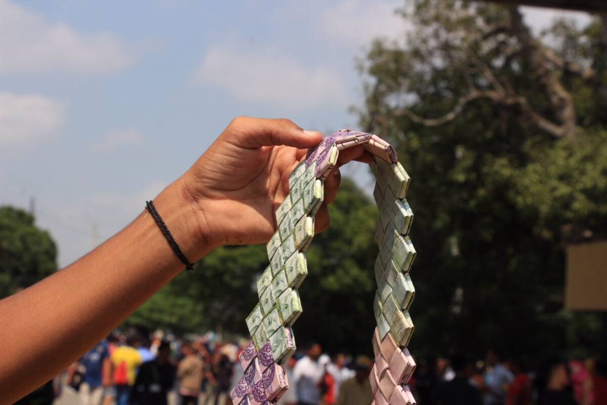 Los venezolanos realizan artesanías con los billetes de su país. 