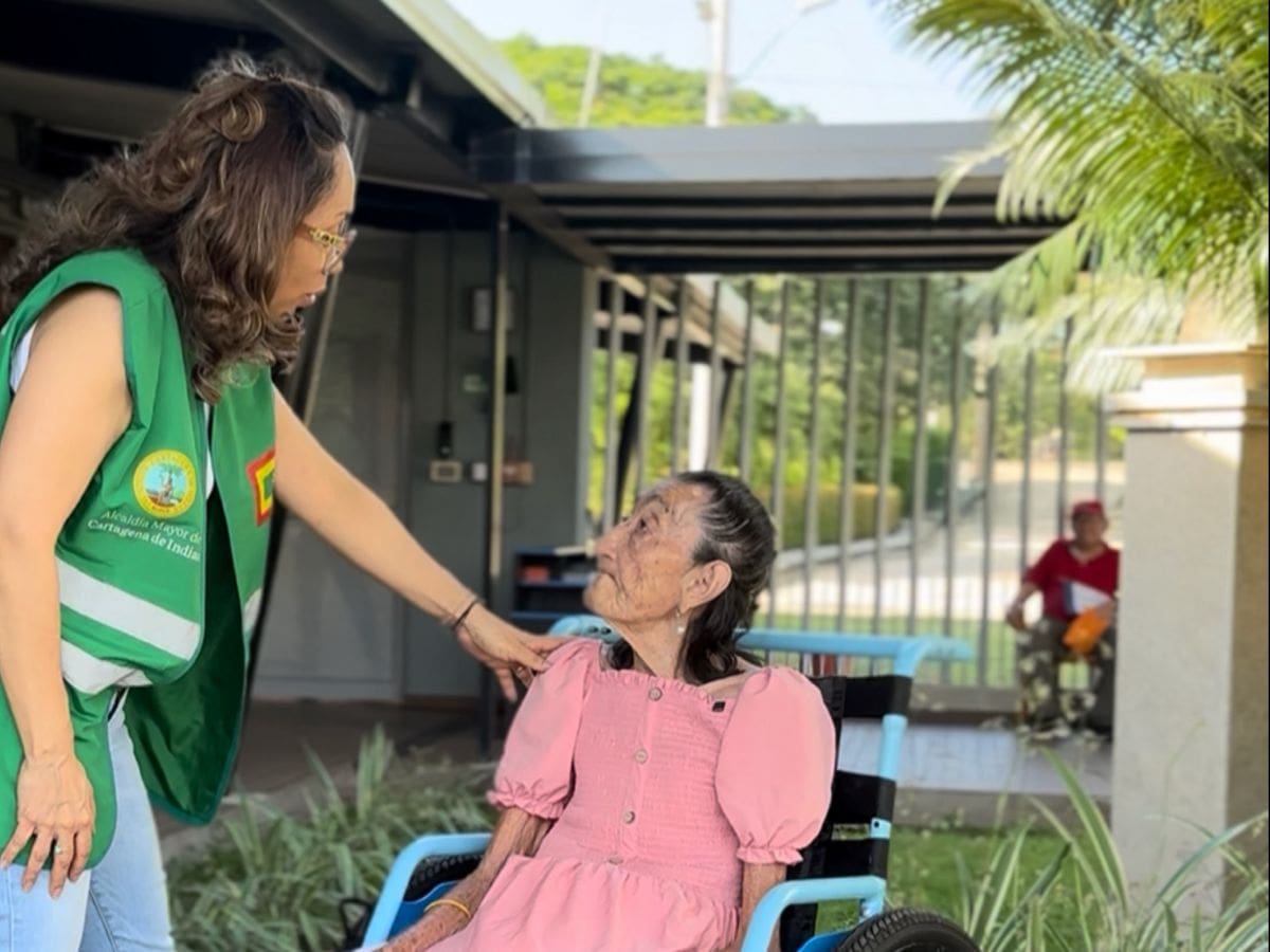 Alcaldía de Cartagena atendió a mujer de 80 años en estado de abandono, en el barrio La María