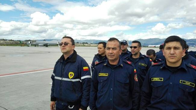 Más de 50 socorristas y 2 caninos viajarán esta tarde a Ecuador. Foto: Fuerza Aérea Colombiana.