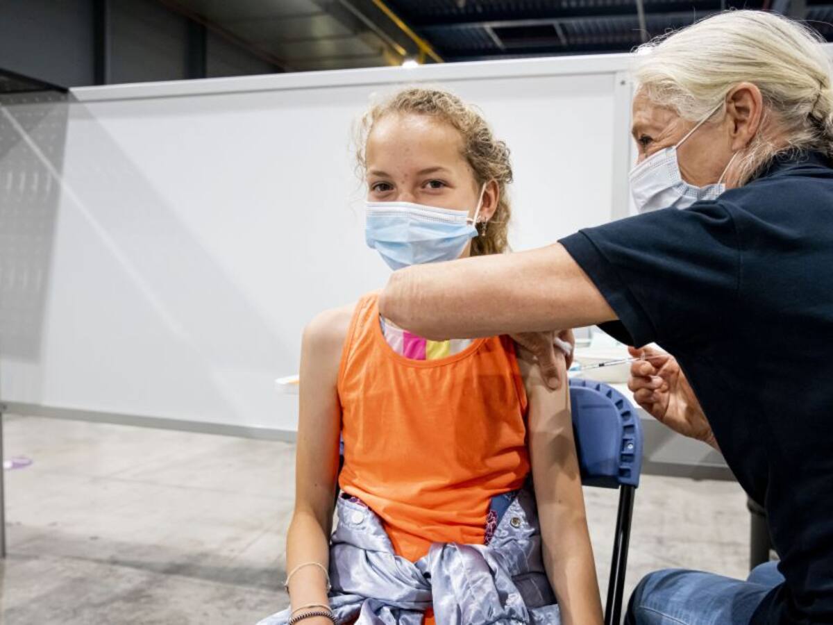 Niño neerlandés gana demanda a su papá para vacunarse contra COVID-19