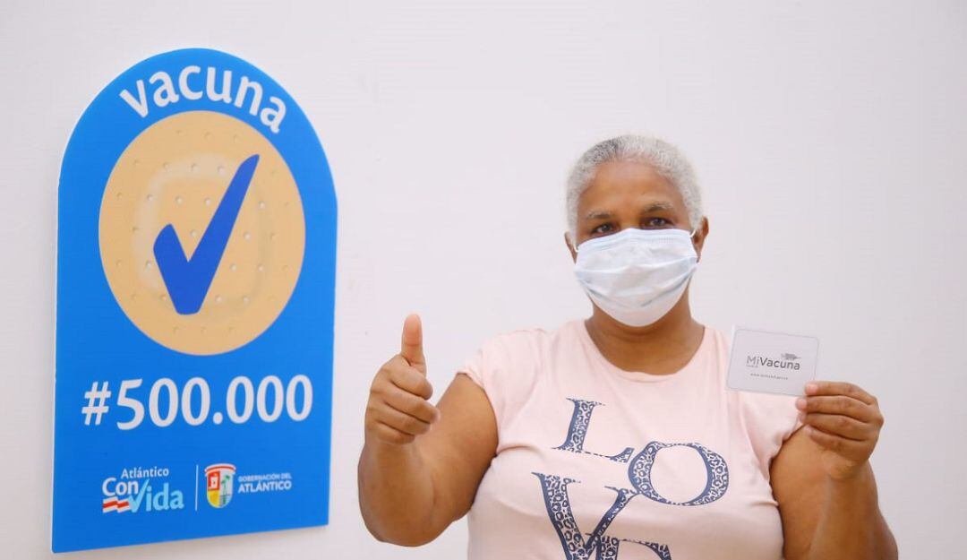 La enfermera Isela Ardilla Herazo la vacunada 500 mil en el Atlántico. 